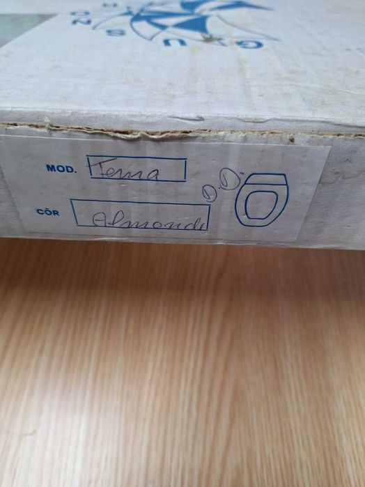 Tampa de Sanita  "Gusnor" em madeira lacada - Tema - Almond-Dourado