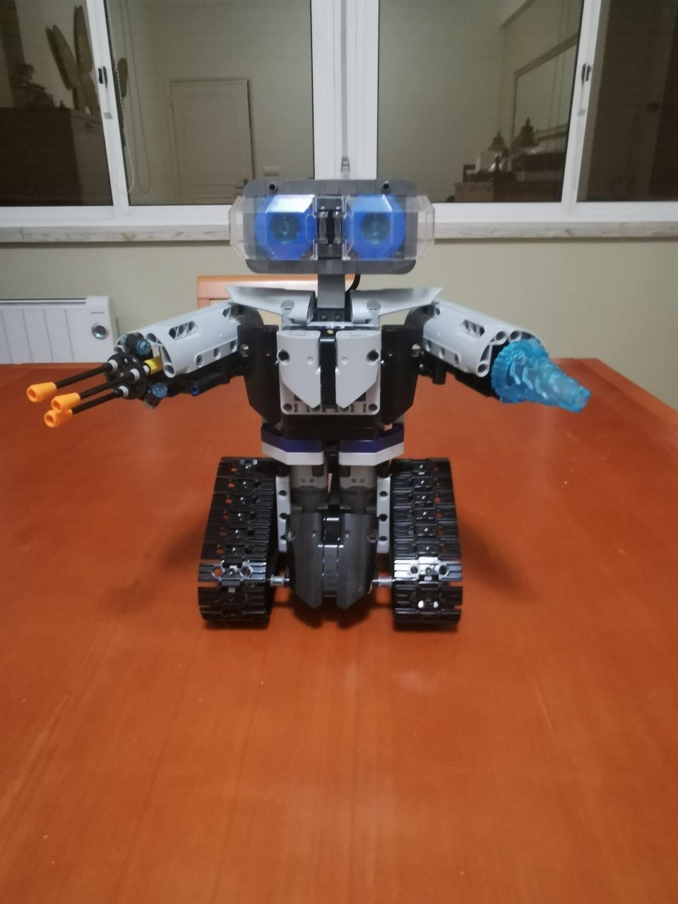 Robô motorizado compatível com lego