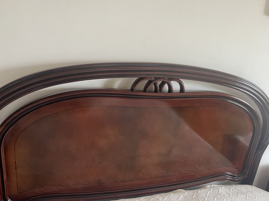 Cama com mesas de cabeceira