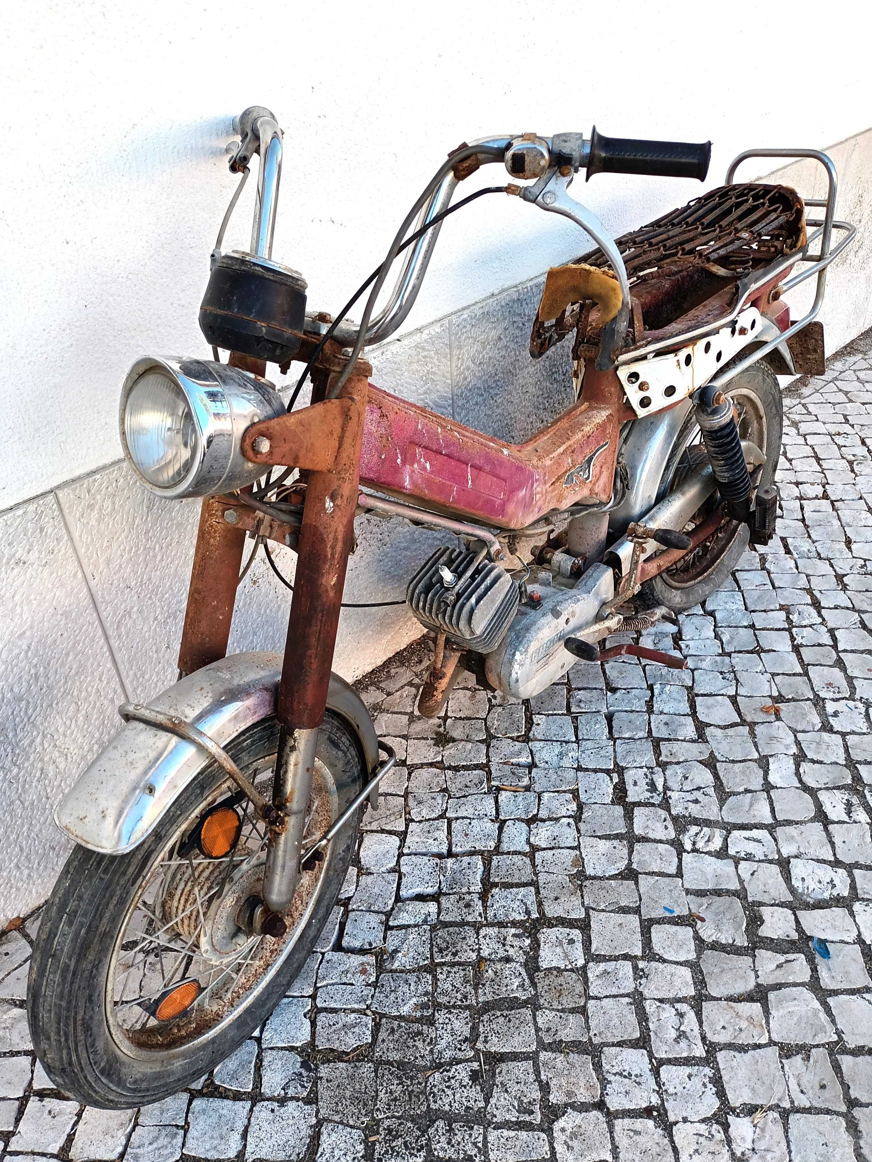 Confersil Dina 104 de 1981 com livrete camarário