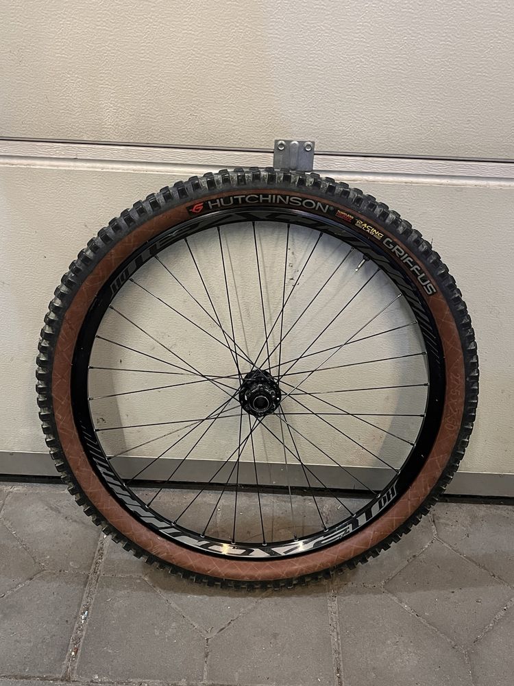 Продам колесо Specialized Roval DH Tubeless 27.5'