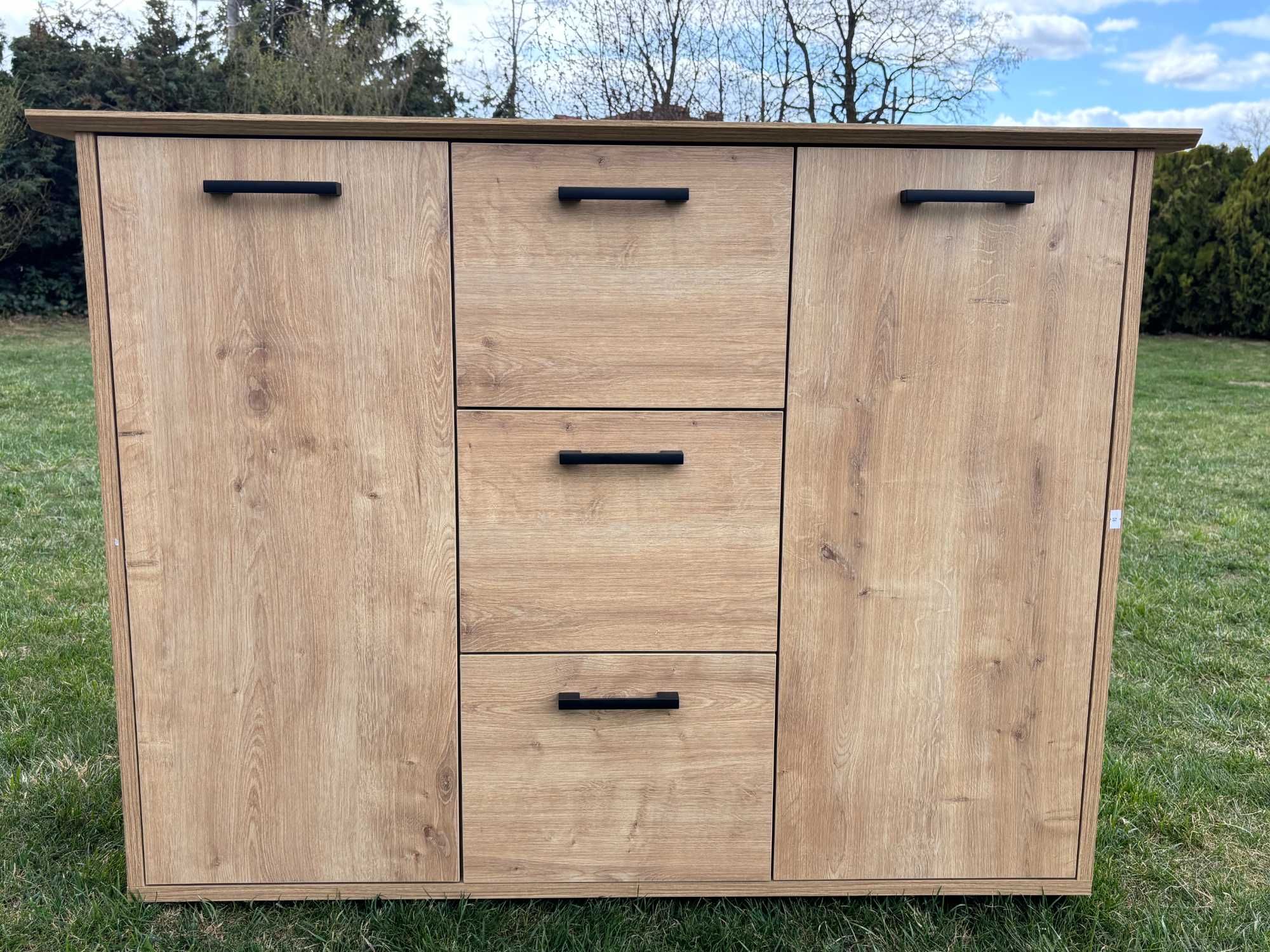 Pojemna Komoda w kolorze naturalnego drewna. 120 cm x H90 x45 cm (S)