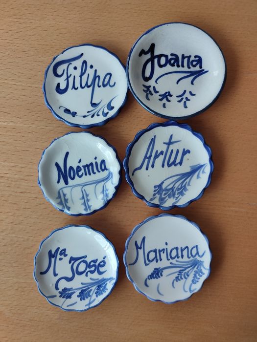 Conjunto de pequenos pratos em cerâmica.