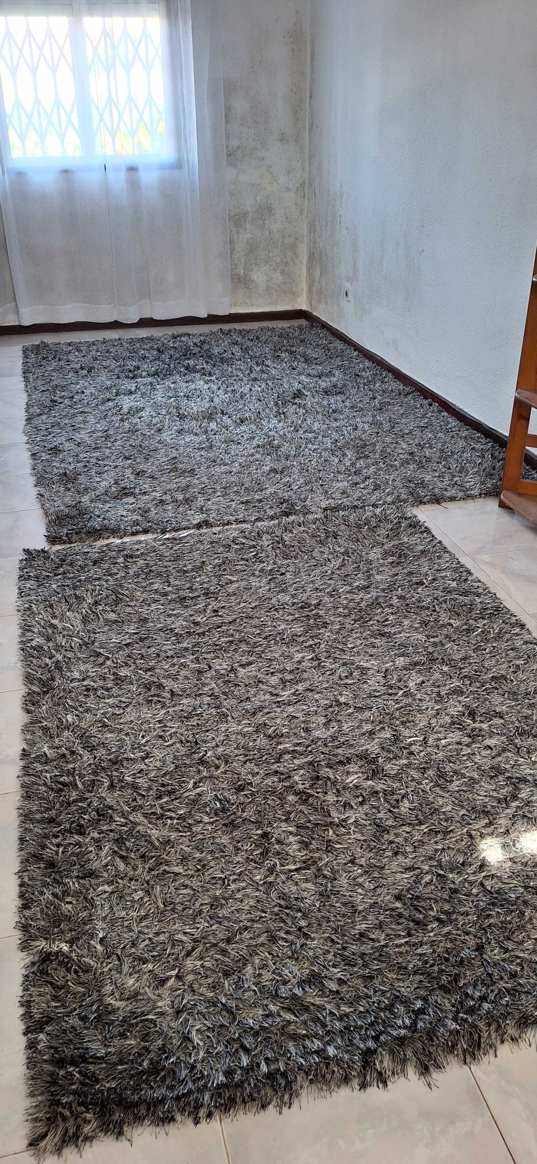 2 tapetes impecáveis em cinza