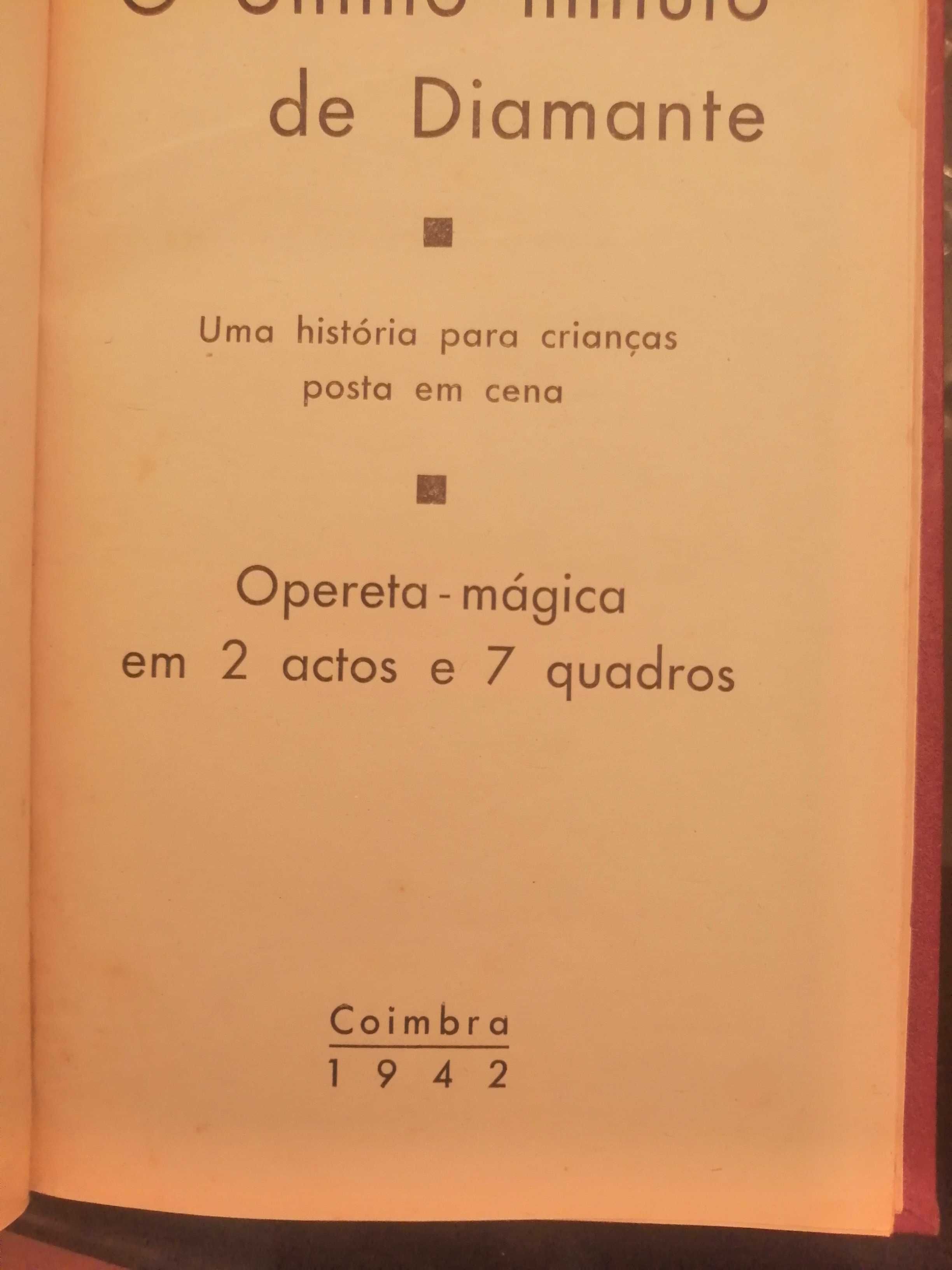 Livros antigos, com histórias e contos para crianças