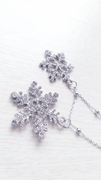 Colar Prateado Flocos de Neve Brilhantes