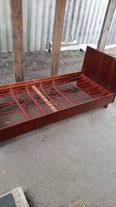 Продам кровать односпальне дов. 190 см , шир .80 см