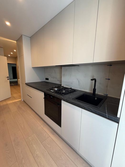 Продаж півторашки в Б4