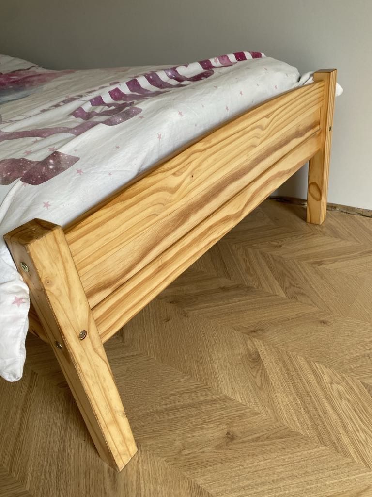 Łóżko pojedyncze drewniane
