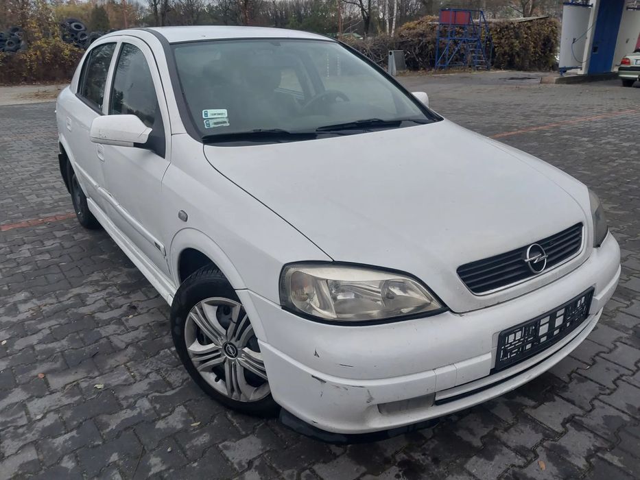 Opel Astra G HB silnik 1.7 DTI Isuzu Diesel Y17DT 75KM pompa wtryskowa klimatyzacji sterownik 12212819 alternator skrzynia biegów sprzęgło drzwi klapa maska błotnik lusterko zderzak Y474 biały biała szyba fotel lewarek zmiany biegów panel włącznik przełąc