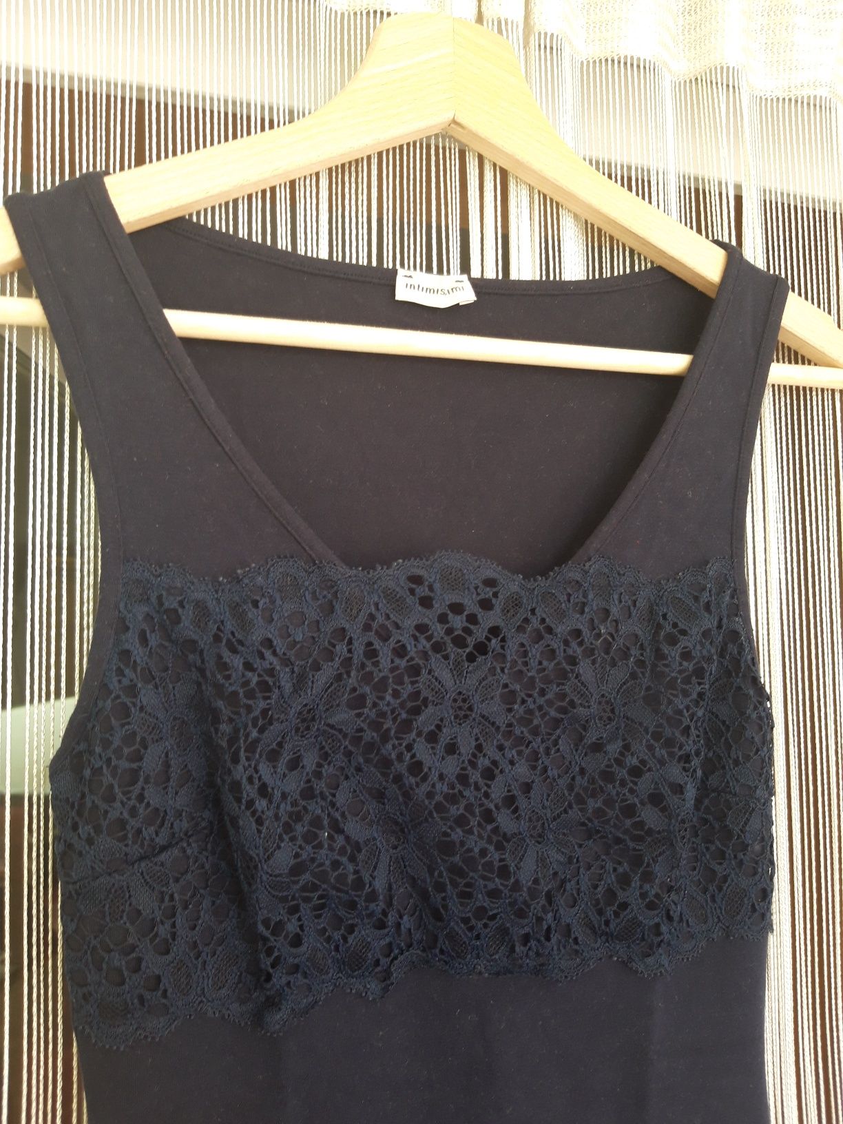 Conjunto de top e cueca, de cor azul marinho da Intimissimi