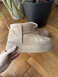 Buty typu emu  bezowe