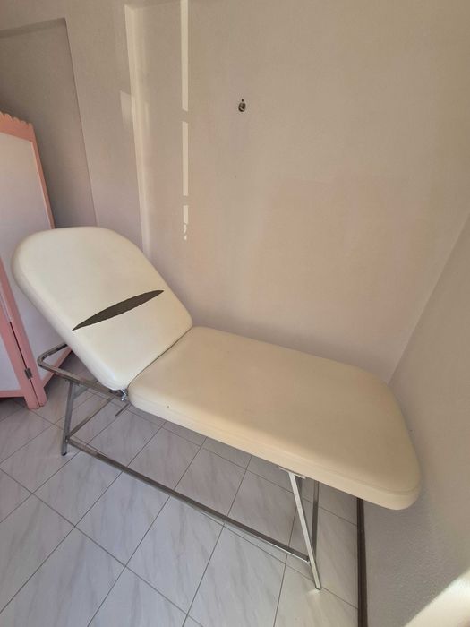 Mesa de massagem profissional branca