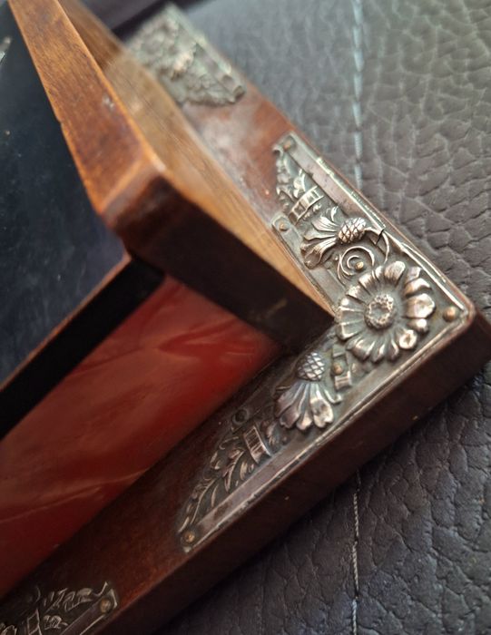 Caixa de cigarros madeira Art Deco com letras e desenhos em prata