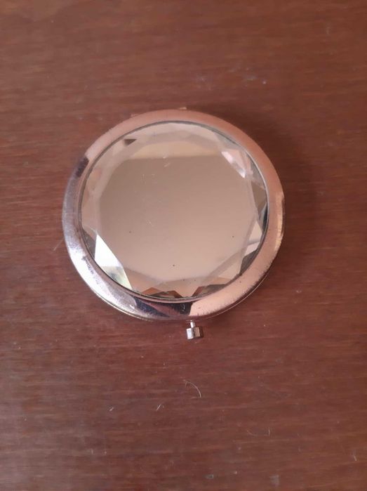 Lusterko kompaktowe okrągłe w kolorze różowego złota