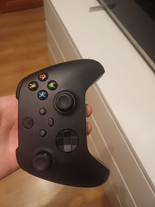 Xbox Series X 1Tb + 3 pady + komplet akcesoriów – stan jak nowy