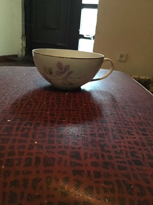 chavena antiga de cha com flores lilas