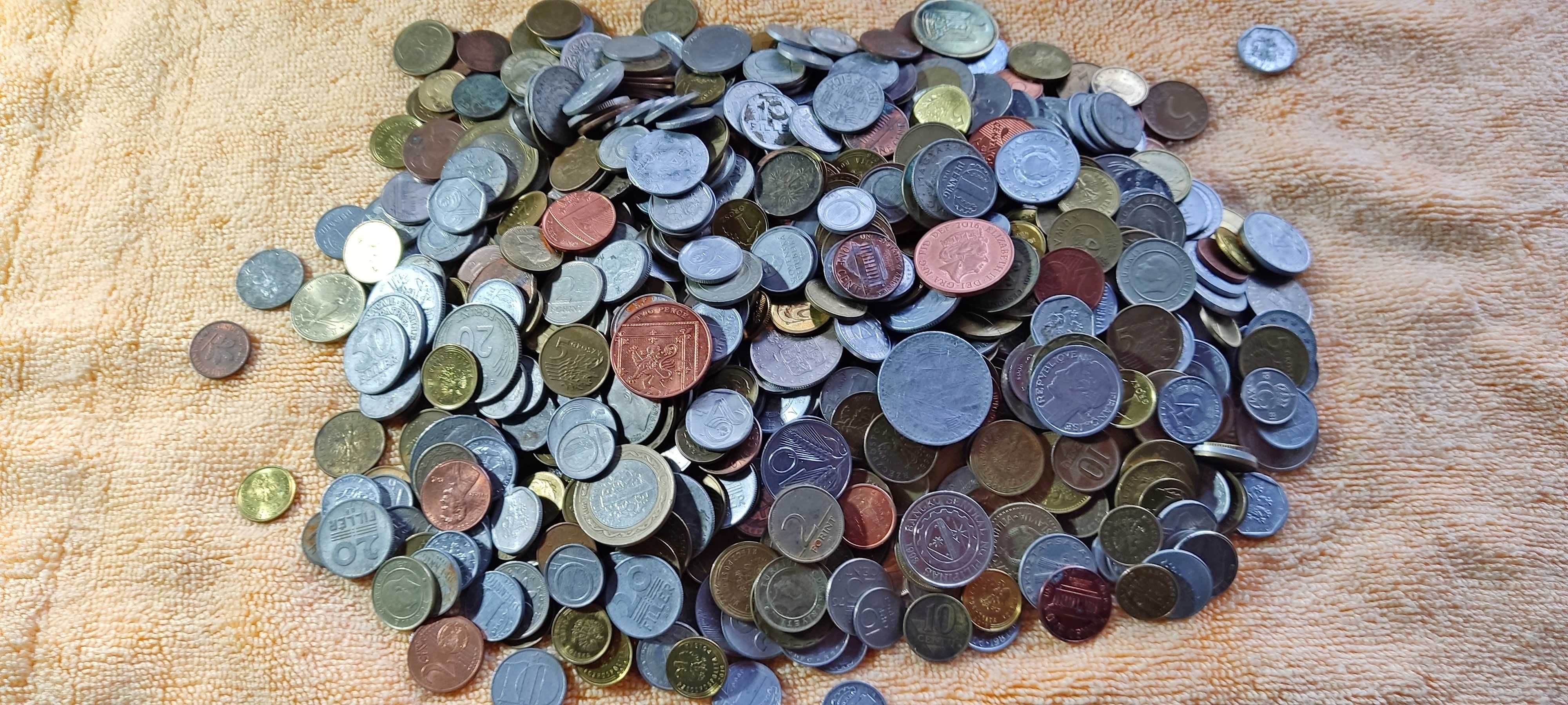 Широкий вибір іноземних монет.