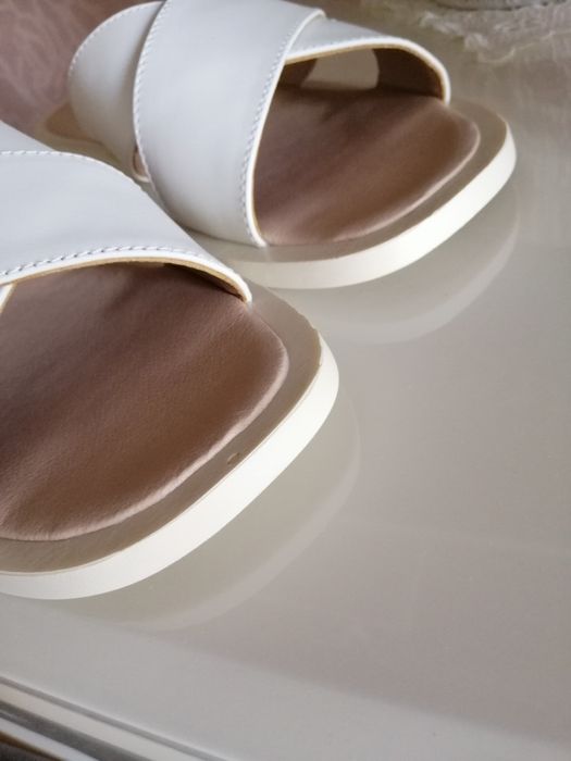 Жіночі шльопанці білі