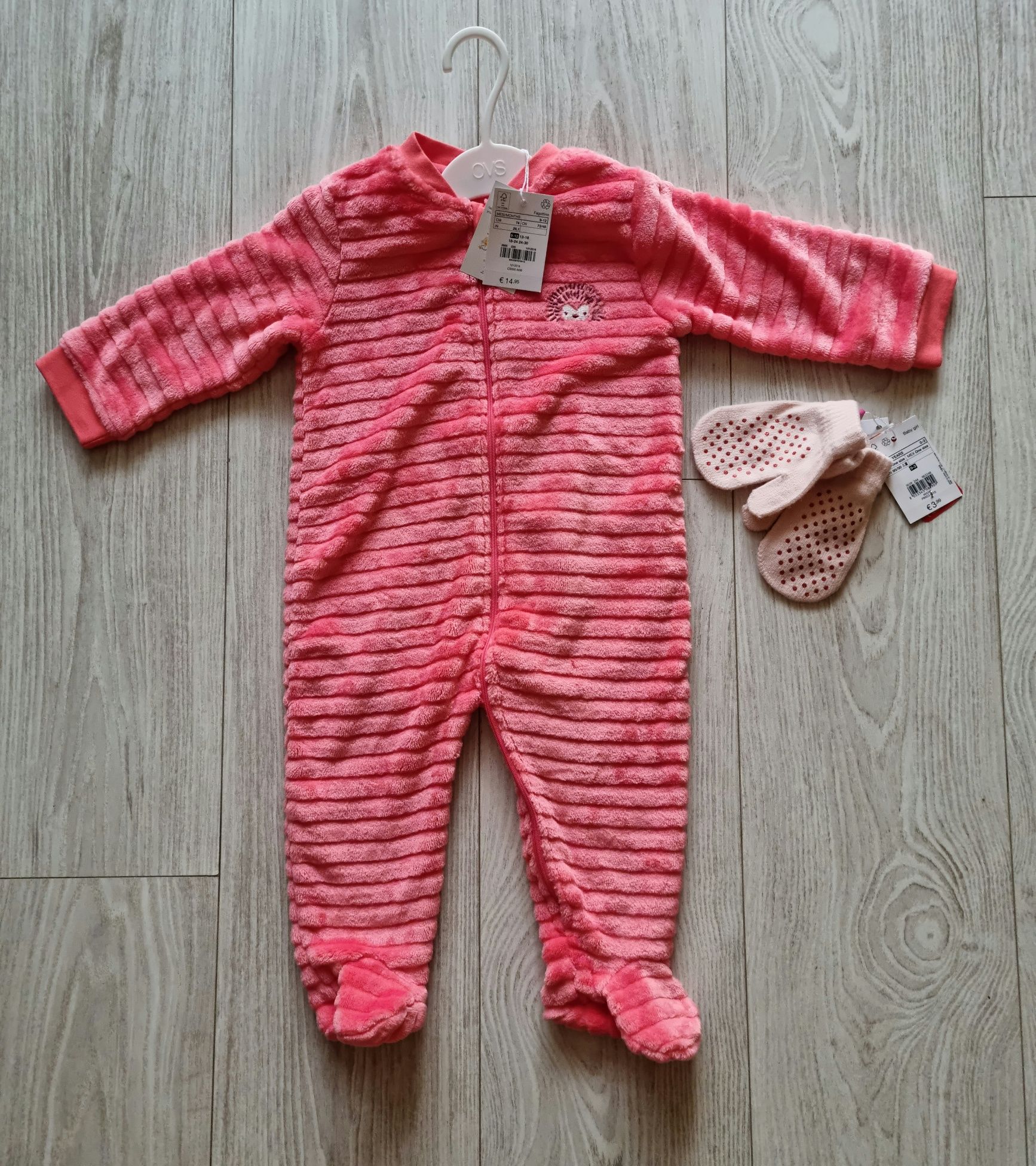 Ciepły pajac niemowlęcy 74 i rękawiczki a baby romper and mittens