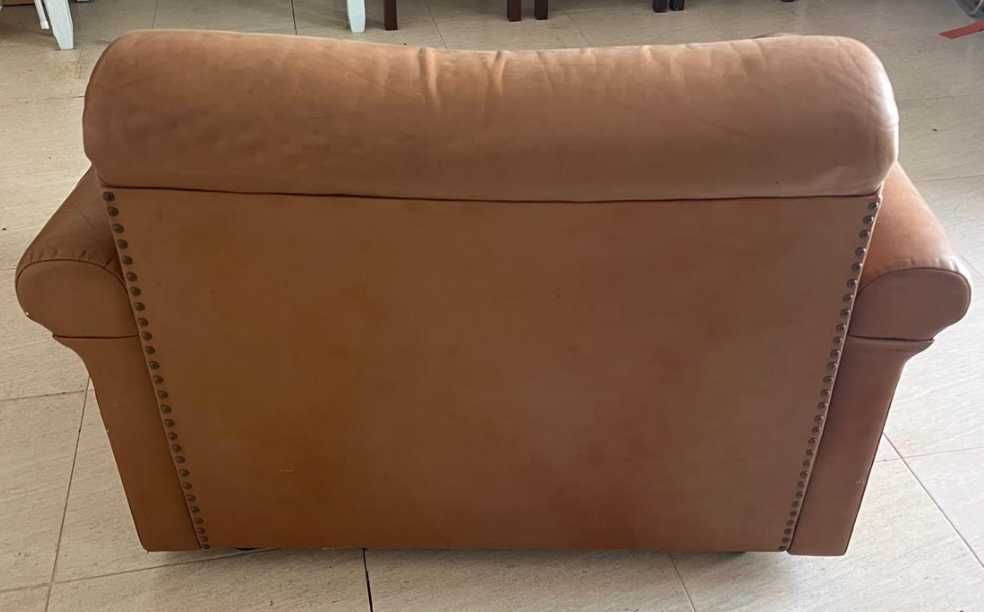 Sofá individual em pele