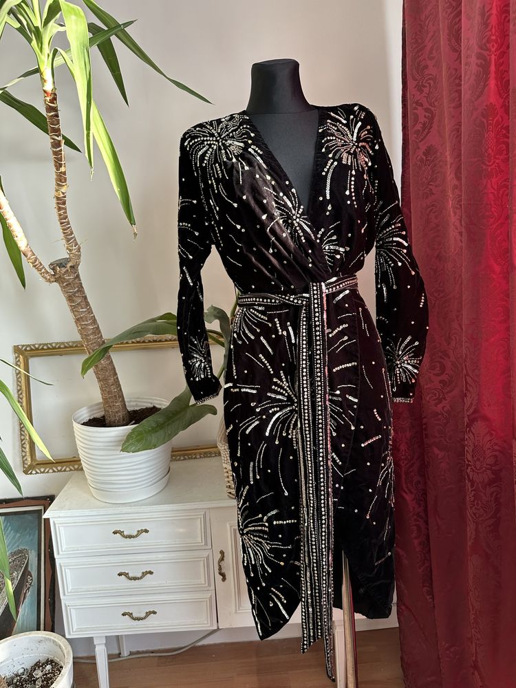 aksamitna sukienka midi kopertowa cekinowa zdobiona  36 s asos luxe