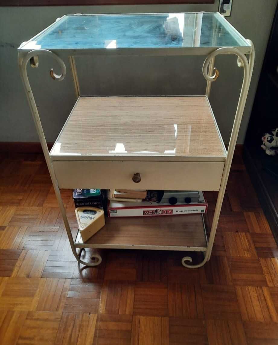 Cama francesa muito antiga em ferro e mesinha de cabeceira