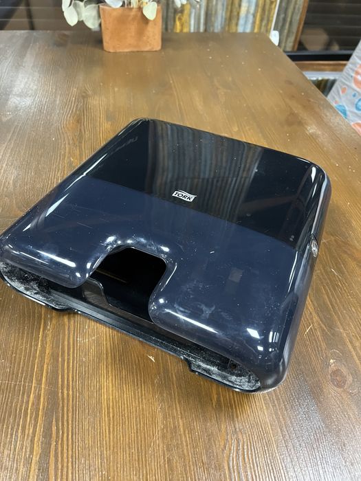 Tork диспенсери чорні