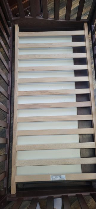 Дитяче дерев'яне ліжечко