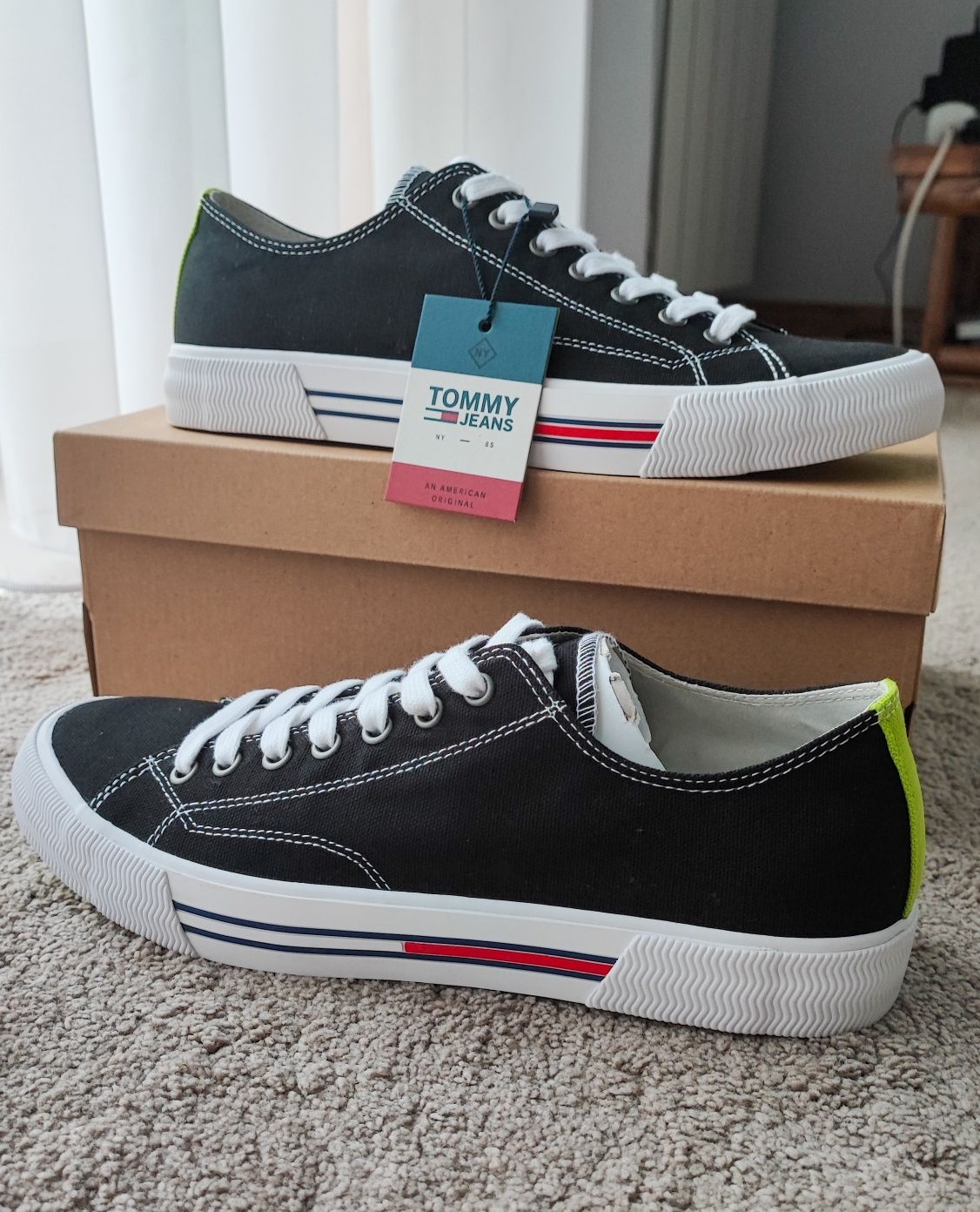 Sapatilhas Tommy Hilfiger  NOVAS
Tamanho 42