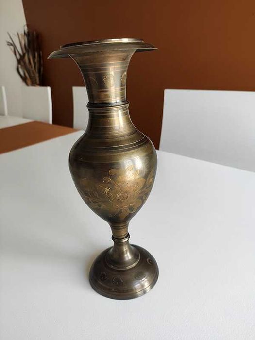 Jarra antiga com decorações