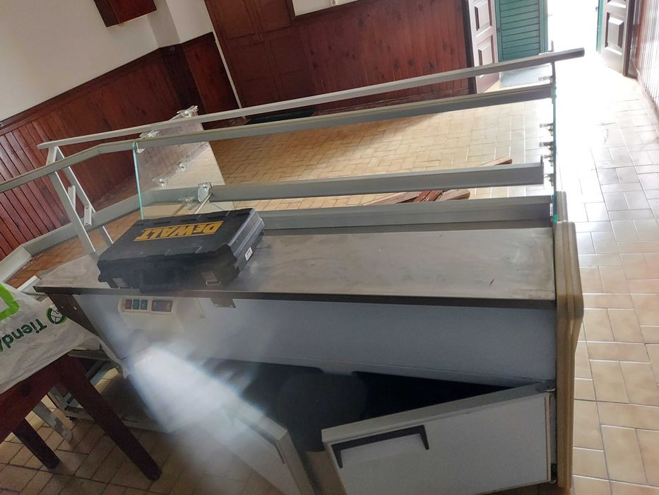 Balcão e Vitrine refrigerada para café/pastelaria/comércio