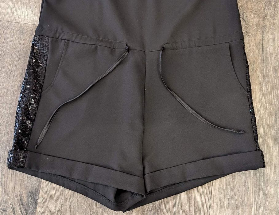 Стильный вечерний комбинезон с паетками и шортами на размер М.