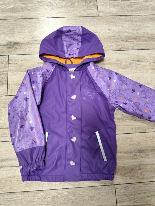 Kurtka przeciwdeszczowa na polarze w rozmiarze 110/116.