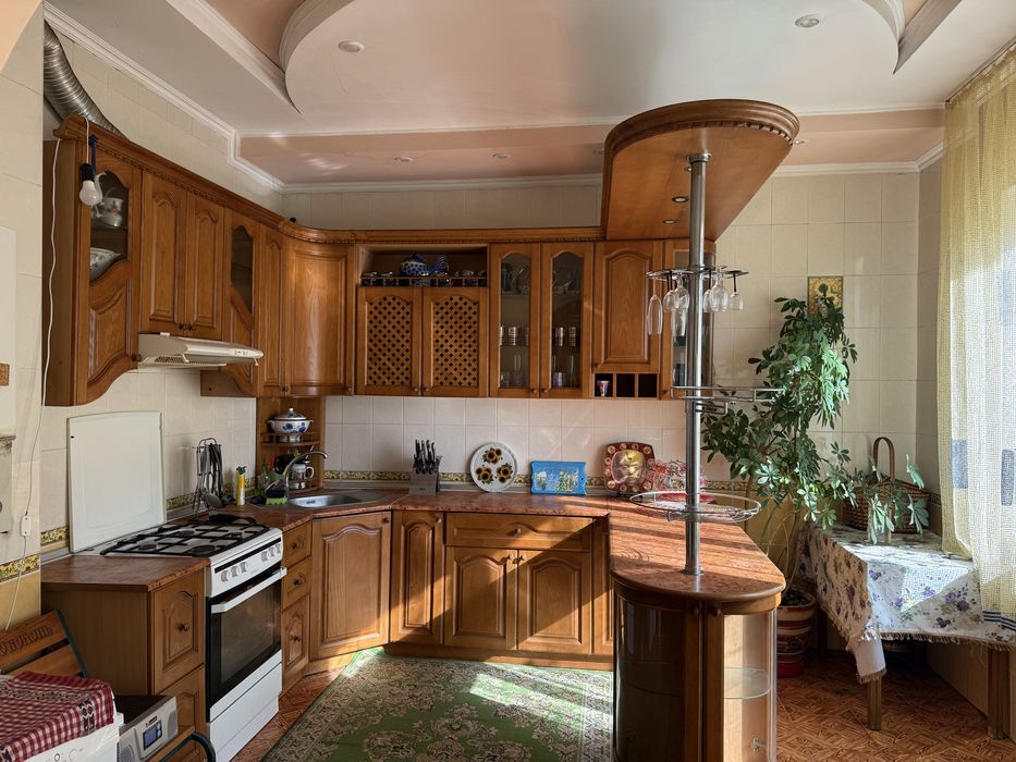 Житловий будинок поруч з річкою Південний Буг