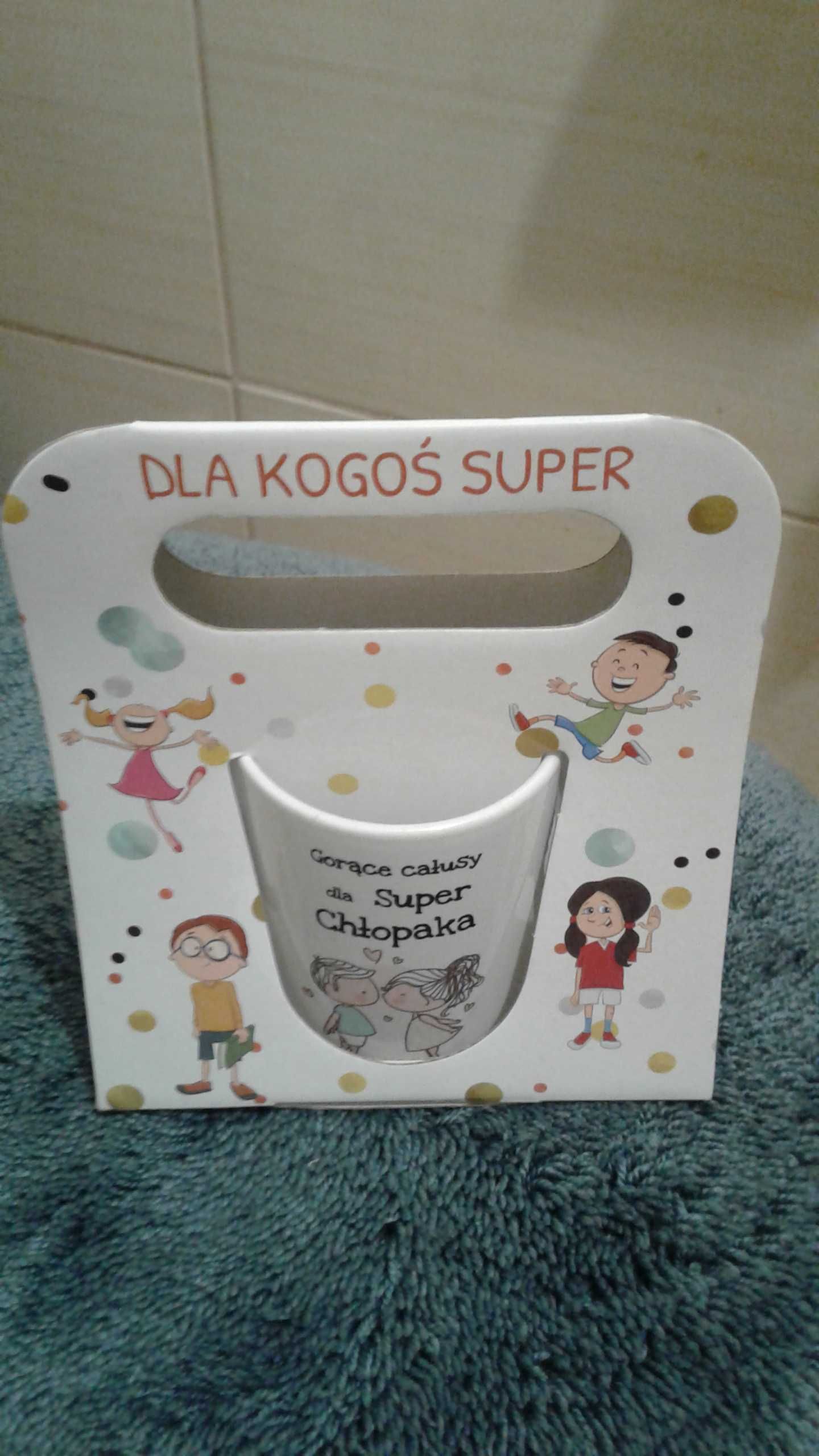 Kubek z napisem dla super chłopaka w opakowaniu.