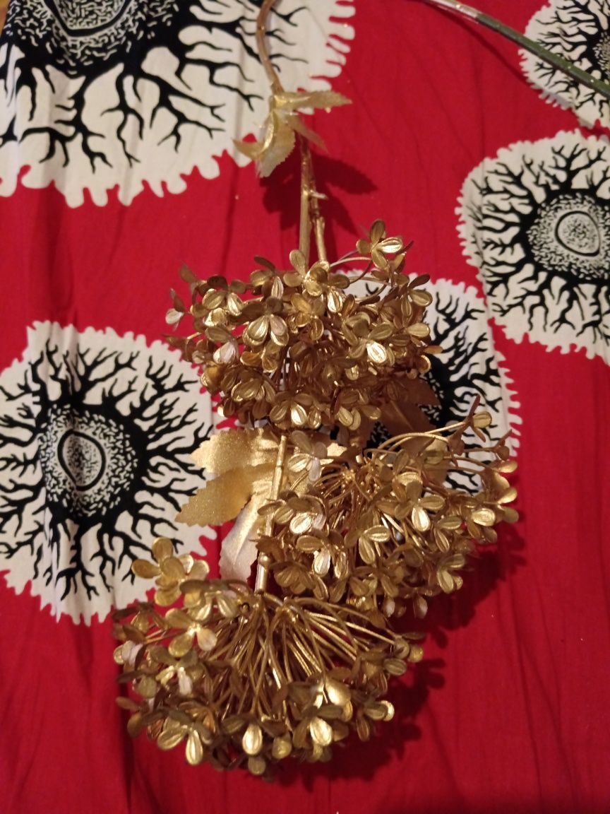 Flor de plástico dourada