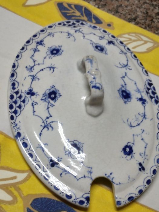 Terrina azul e branca anos 50 --mede 40cm