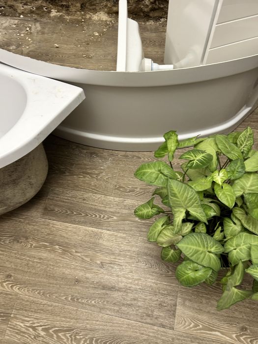 Продам кутову ванну з екраном