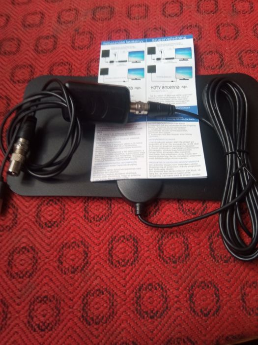 Кімнатна антена з уселітелем сегналу.