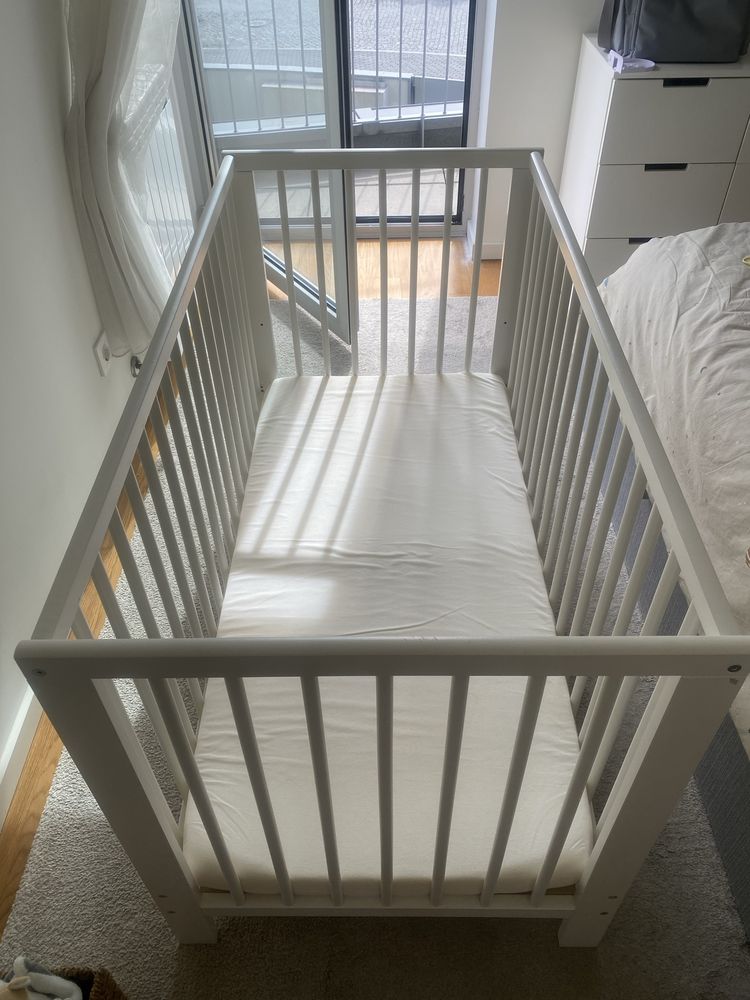 Berço IKEA com colchão e vários acessórios