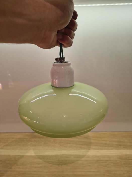 Zielona stara lampa typu beret