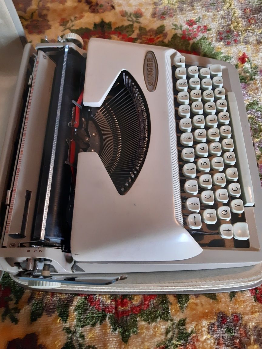 Máquina de escrever Singer para colecionadores com 50 anos