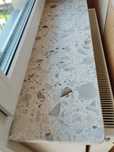 Parapet z konglomeratu marmurowego.