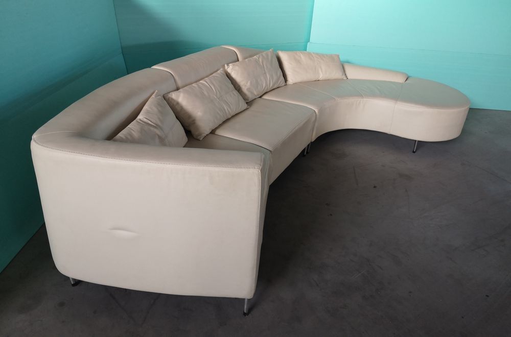 Sofá em pele. Diferenciado em excelente estado