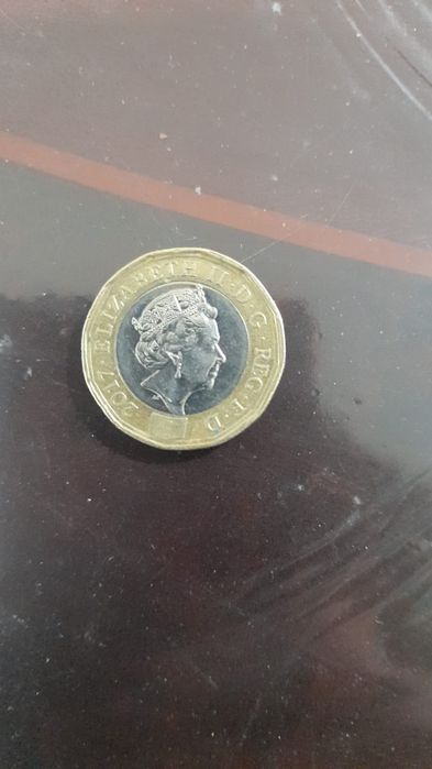 Moeda de colecção rara, do ano 2016, one pound, 
Queen Elizabeth ll.
E