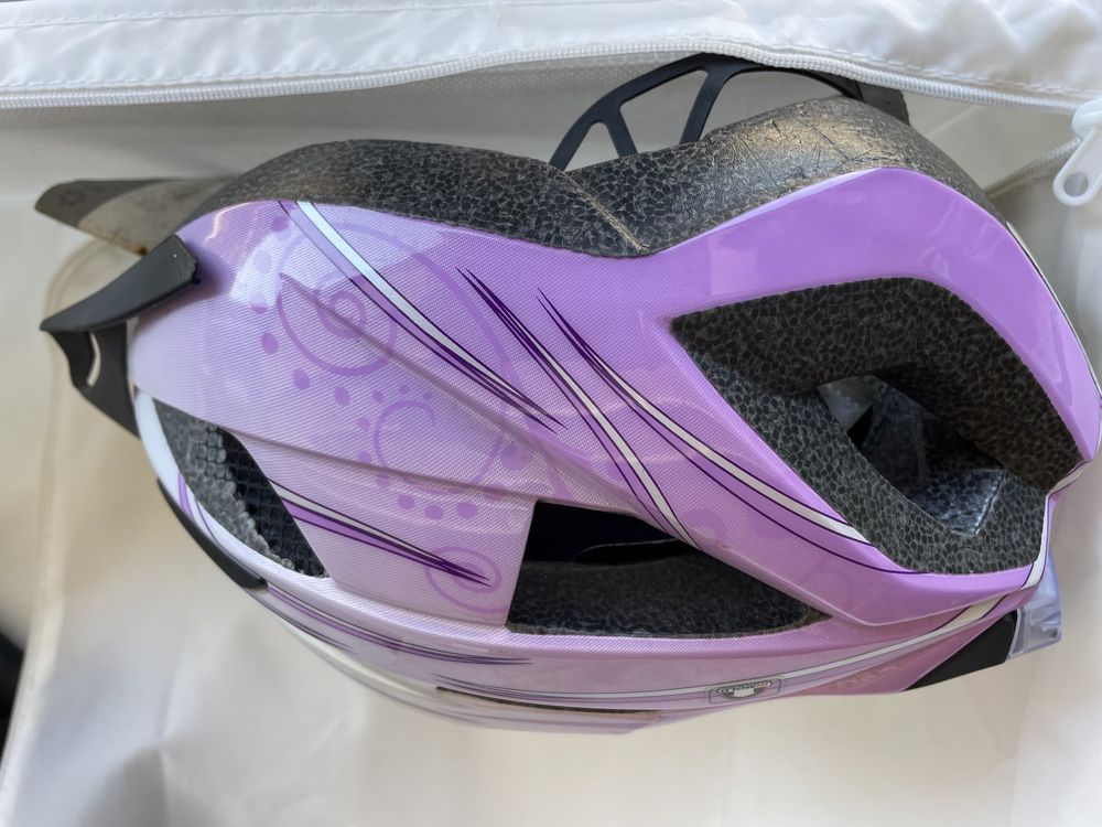 Capacete de bicicleta com luz traseira novo