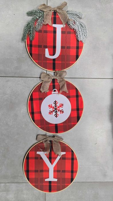 Wieniec bożonarodzeniowy w kratkę, dekoracja wewnątrz i na zewnątrz