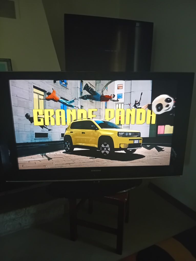 Vendo tv Samsung grande em muito bom estado.