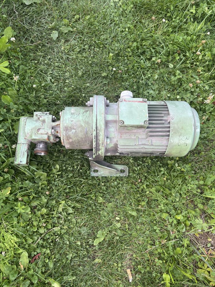 Silnik z pompa hydrauliczna olejowa